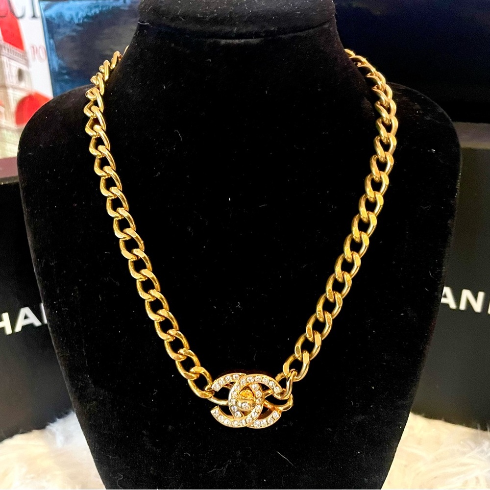 CHANEL VINTAGE 1995 F/W RHINESTONE TURNLOCK NECKLACE 24K GP HDW.